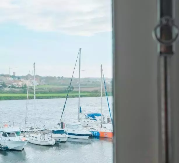 ベッドアンドブレックファースト Naval Guest House & Bistro