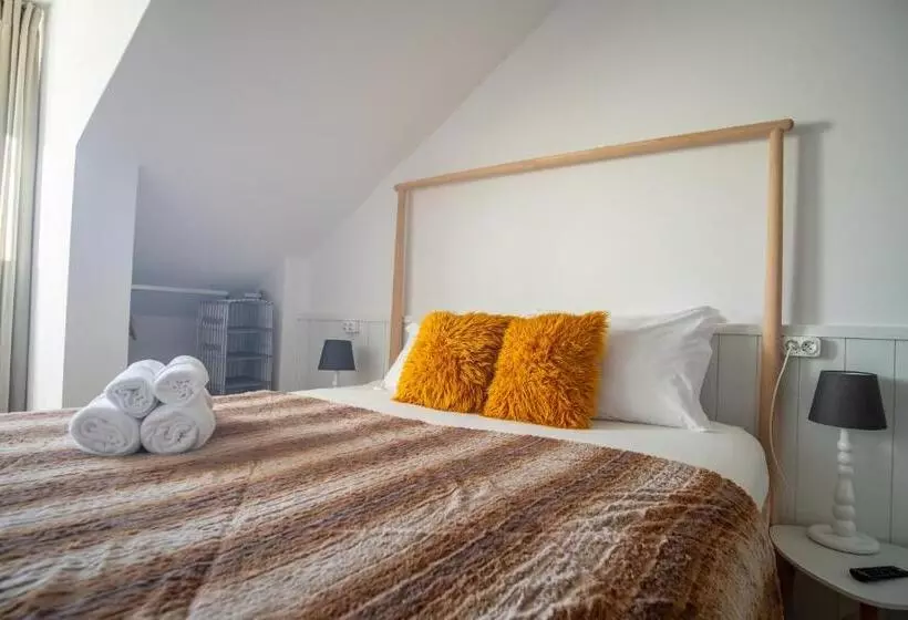 ベッドアンドブレックファースト Naval Guest House & Bistro