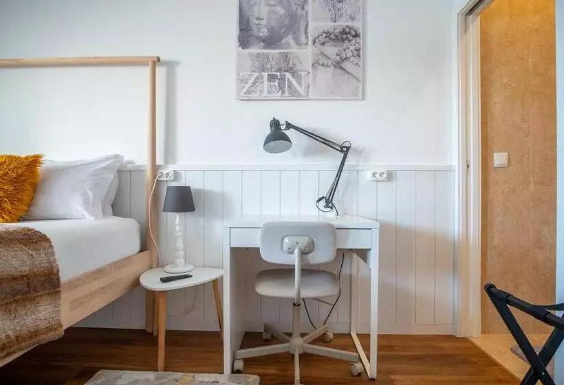 ベッドアンドブレックファースト Naval Guest House & Bistro