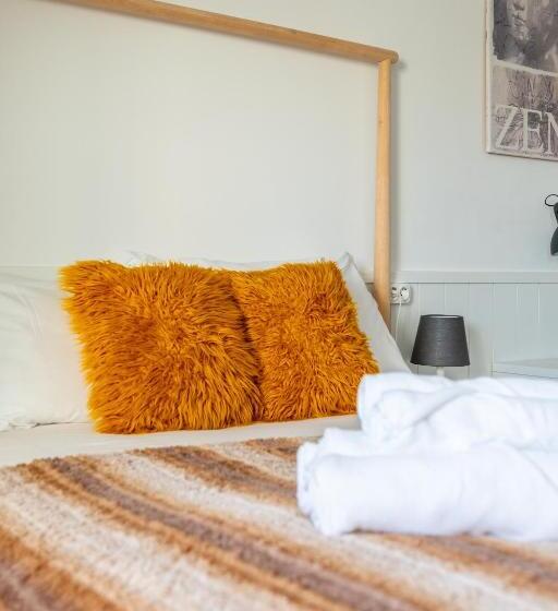 تختخواب و صبحانه Naval Guest House & Bistro