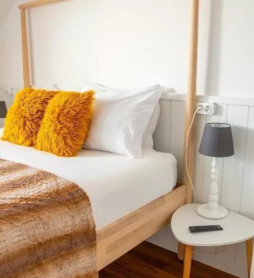 ベッドアンドブレックファースト Naval Guest House & Bistro