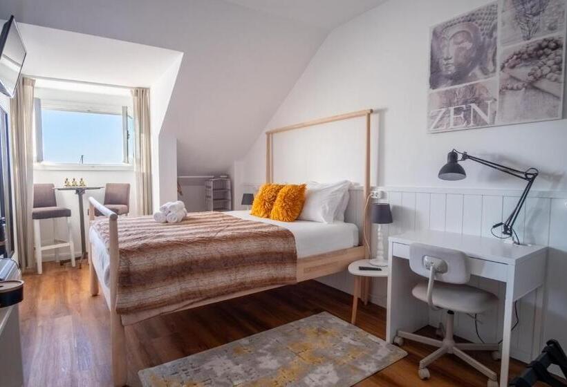 تختخواب و صبحانه Naval Guest House & Bistro