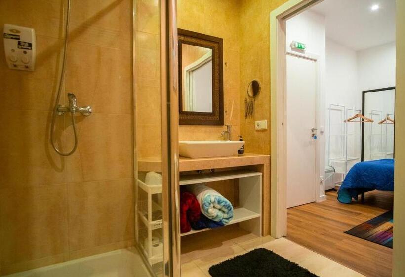 تختخواب و صبحانه Naval Guest House & Bistro