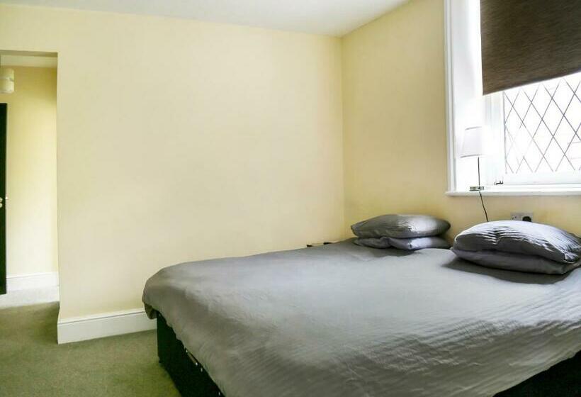 OYO Castle Hotel, Accrington