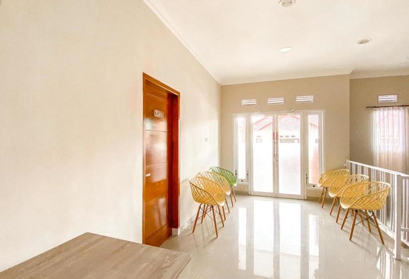 فندق Reddoorz Premium Near Museum Angkut Batu 3