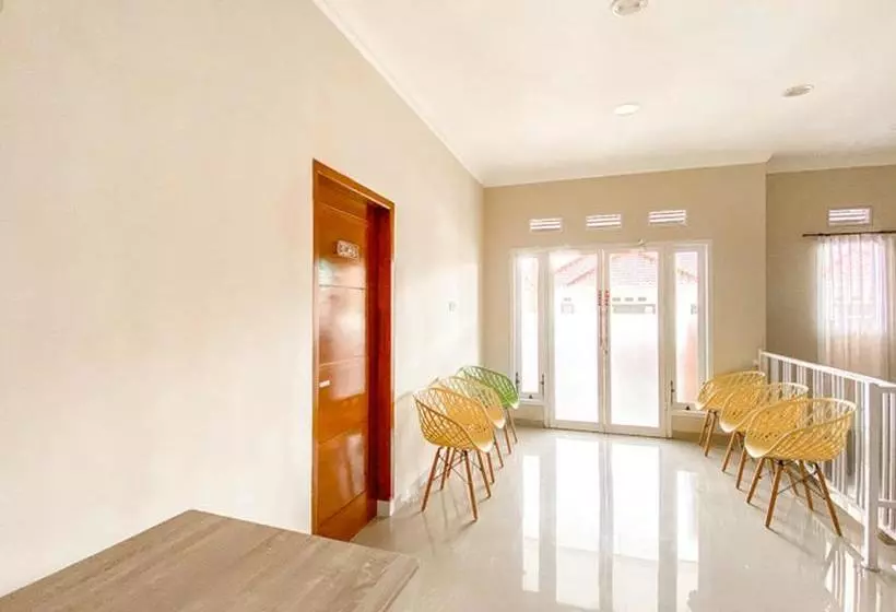 ホテル Reddoorz Premium Near Museum Angkut Batu 3