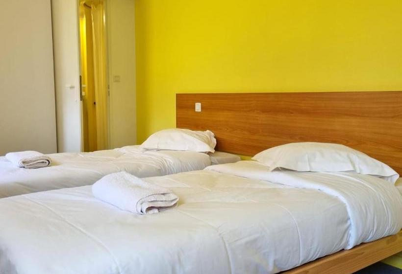 Отель Hôtel Vvf Eden Lake