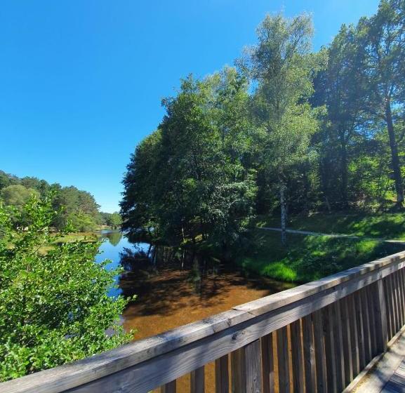 Отель Hôtel Vvf Eden Lake