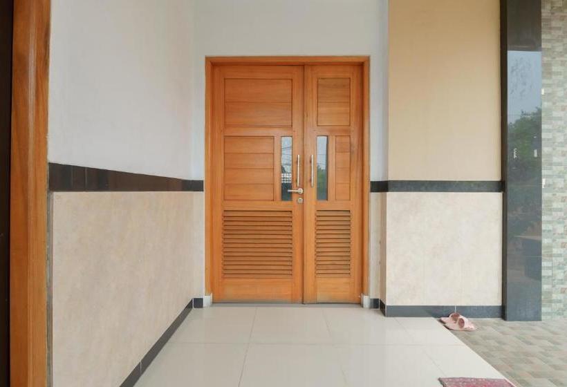 Hotel Koolkost Syariah Near Kampus Utama Universitas Budi Luhur