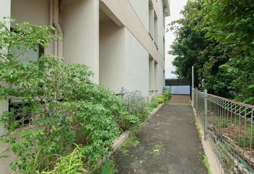 Hotel Koolkost Syariah Near Kampus Utama Universitas Budi Luhur