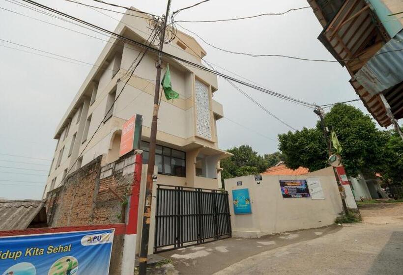 Hotel Koolkost Syariah Near Kampus Utama Universitas Budi Luhur