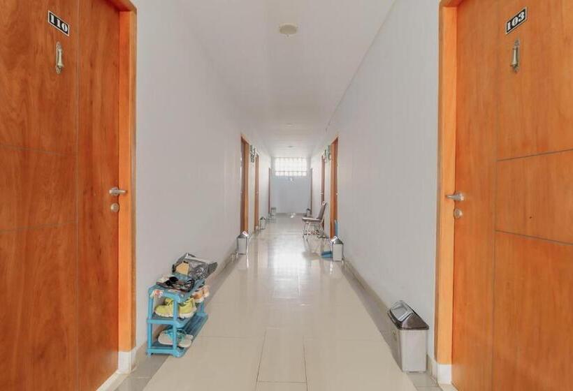 Hotel Koolkost Syariah Near Kampus Utama Universitas Budi Luhur