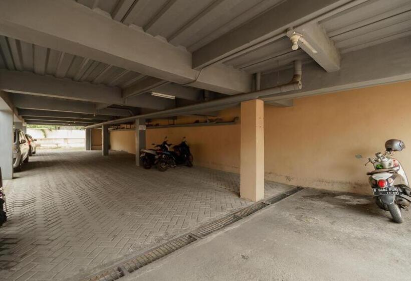 Hotel Koolkost Syariah Near Kampus Utama Universitas Budi Luhur