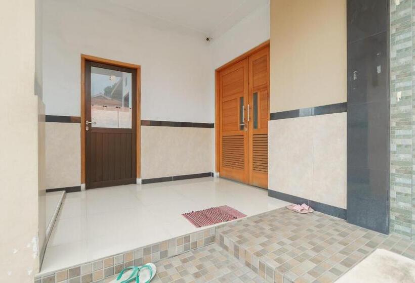 Hotel Koolkost Syariah Near Kampus Utama Universitas Budi Luhur