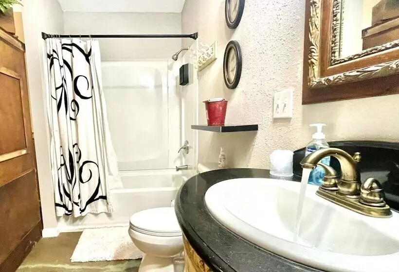 Aamiaismajoitus (B&B) Towering Oaks Event & Retreat Center