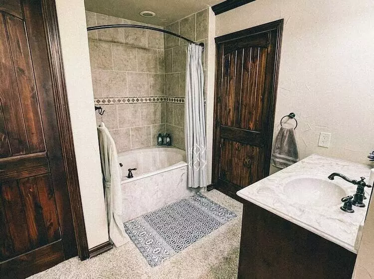 Aamiaismajoitus (B&B) Towering Oaks Event & Retreat Center