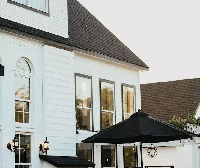 Aamiaismajoitus (B&B) Towering Oaks Event & Retreat Center