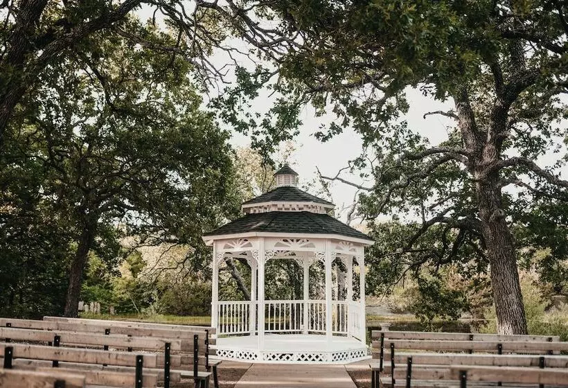 Aamiaismajoitus (B&B) Towering Oaks Event & Retreat Center