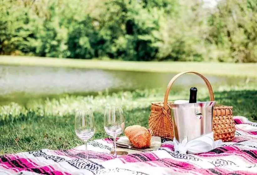 Aamiaismajoitus (B&B) Towering Oaks Event & Retreat Center