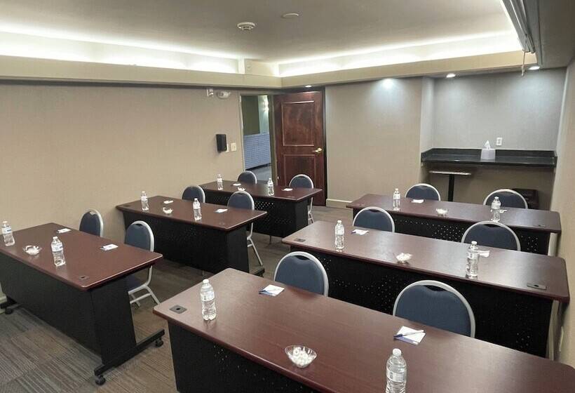 فندق Holiday Inn Express Cleveland Downtown, An Ihg