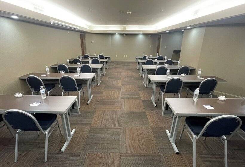 فندق Holiday Inn Express Cleveland Downtown, An Ihg