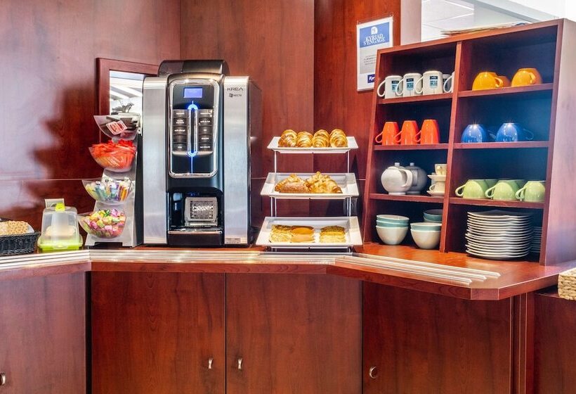 Отель Kyriad Bordeaux Lormont