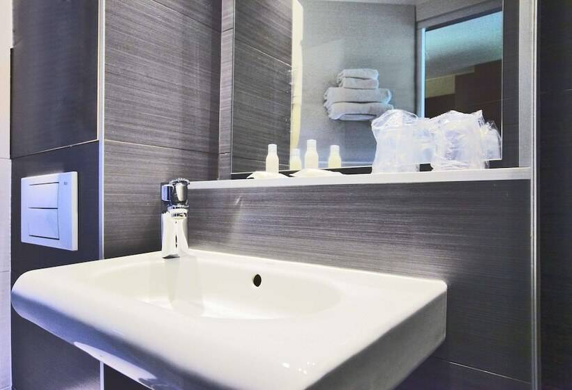 Отель Kyriad Bordeaux Lormont