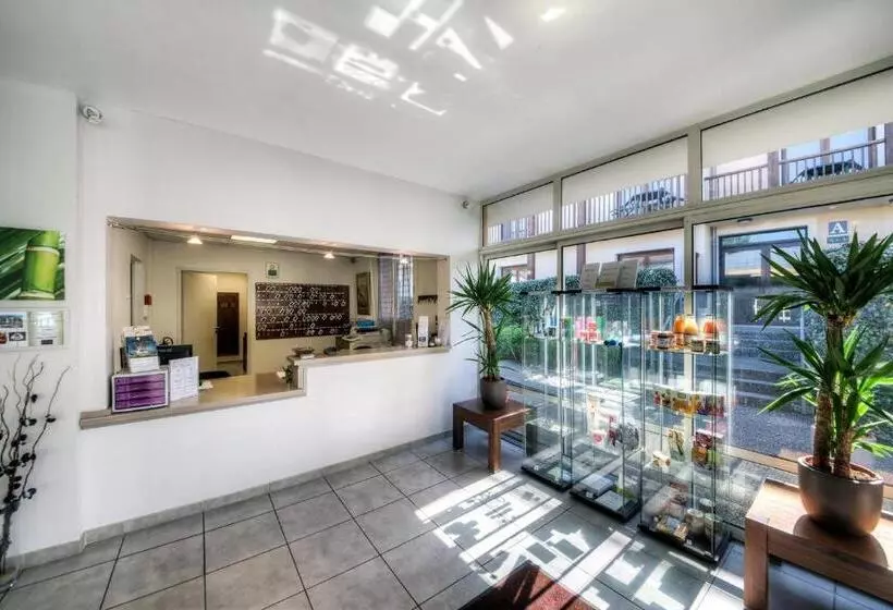 Otel Zenitude Hôtel Résidences L Acacia Lourdes