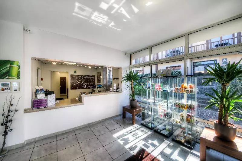 Otel Zenitude Hôtel Résidences L Acacia Lourdes