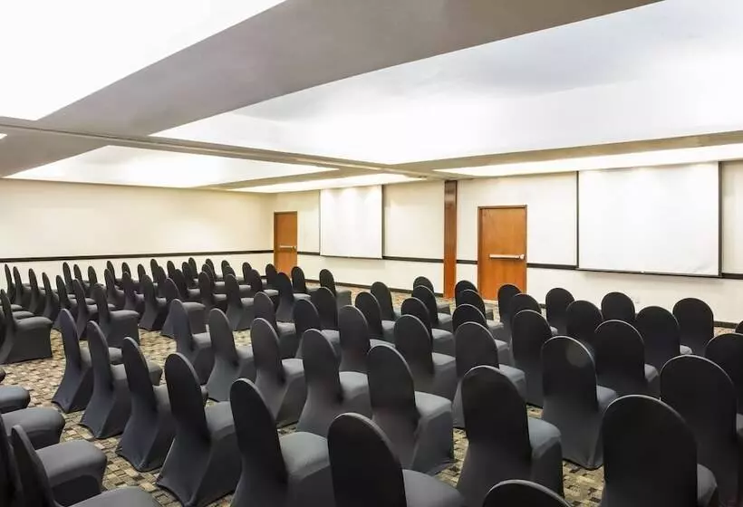 هتل Fiesta Inn Express San Luis Potosí Oriente