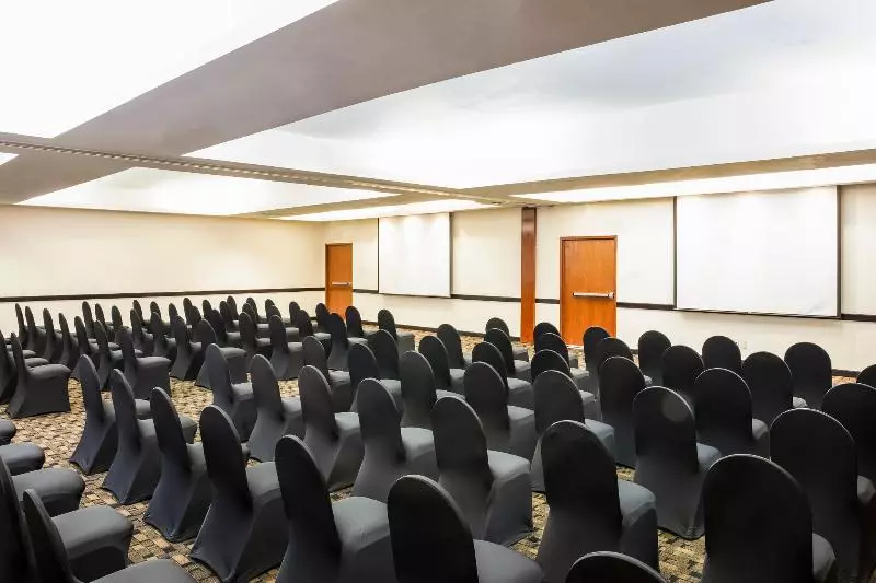 هتل Fiesta Inn Express San Luis Potosí Oriente