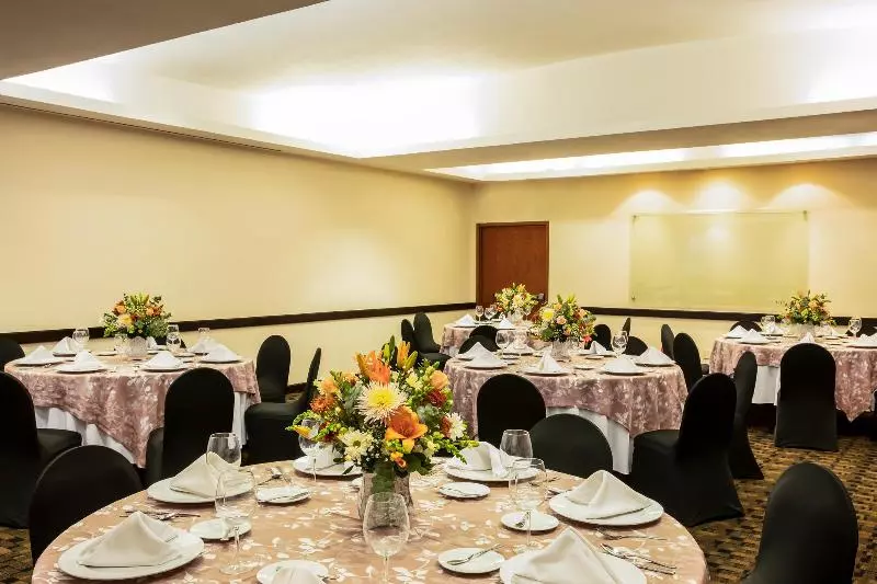 هتل Fiesta Inn Express San Luis Potosí Oriente