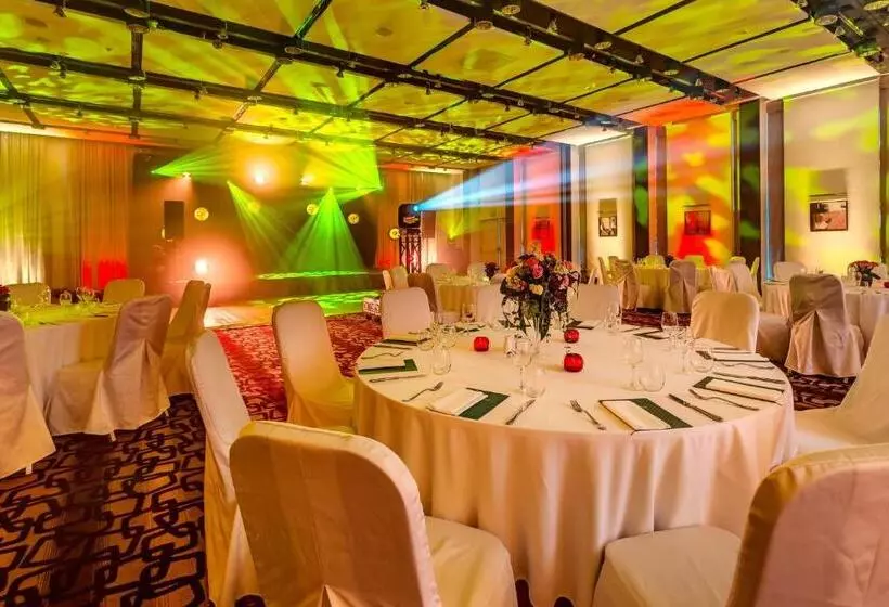 בית מלון כפרי Holiday Inn Resort Warsaw Józefów, An Ihg