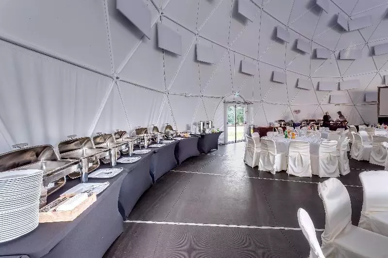 בית מלון כפרי Holiday Inn Resort Warsaw Józefów, An Ihg