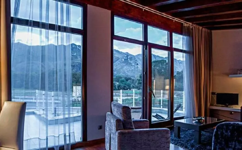 هتل Indiana Llanes