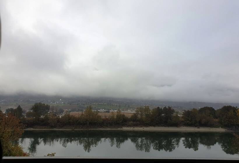 هتل Riverland Inn & Suites