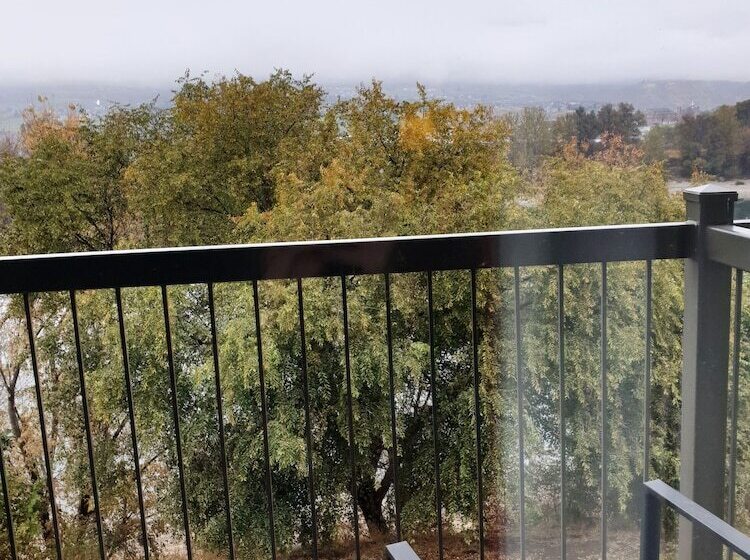 هتل Riverland Inn & Suites