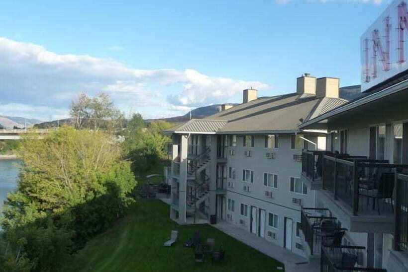 هتل Riverland Inn & Suites