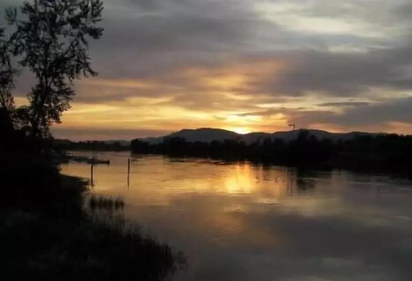 فندق Riverland Inn & Suites