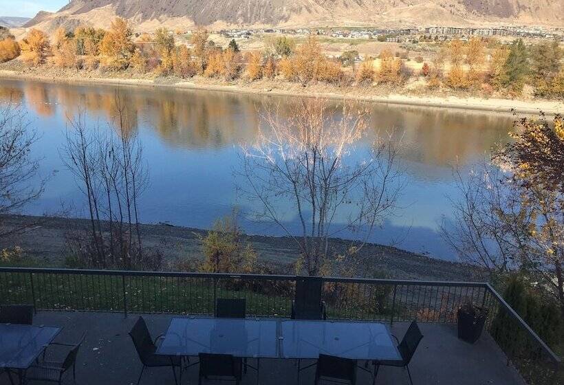 هتل Riverland Inn & Suites