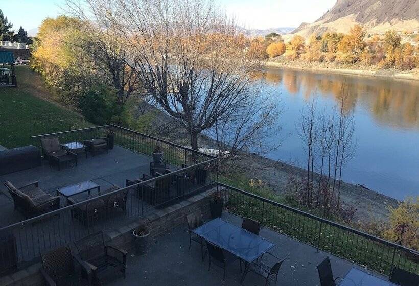 هتل Riverland Inn & Suites