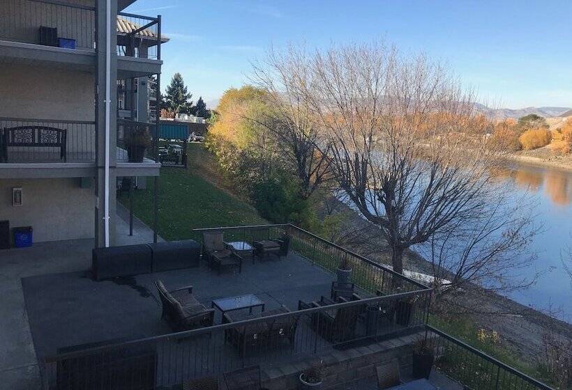 هتل Riverland Inn & Suites