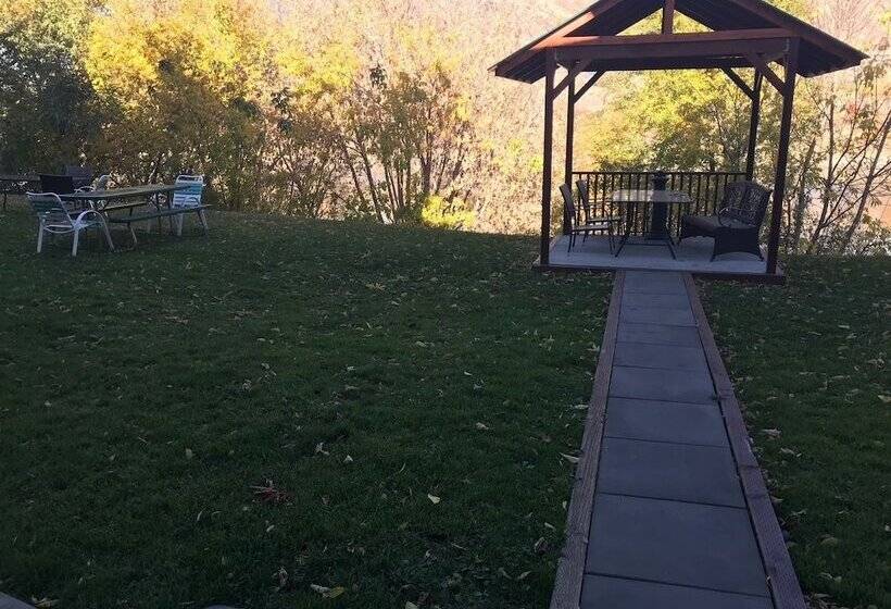 هتل Riverland Inn & Suites