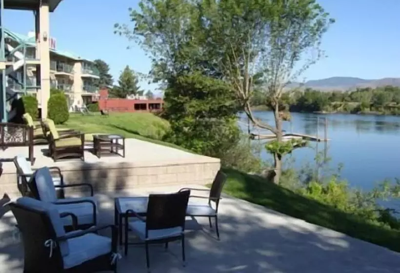 فندق Riverland Inn & Suites