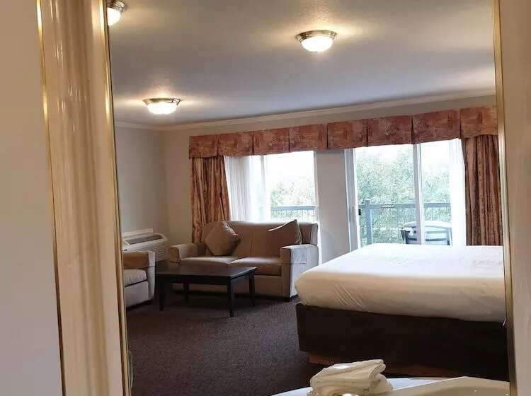 فندق Riverland Inn & Suites