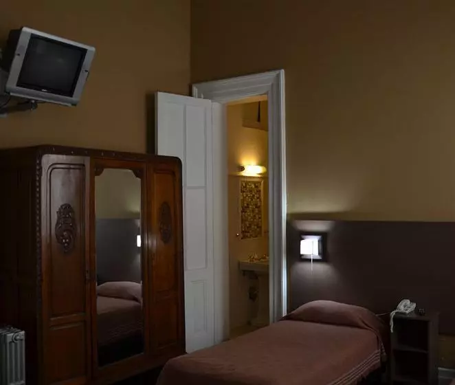 هتل The Ritz By Hostel Inn