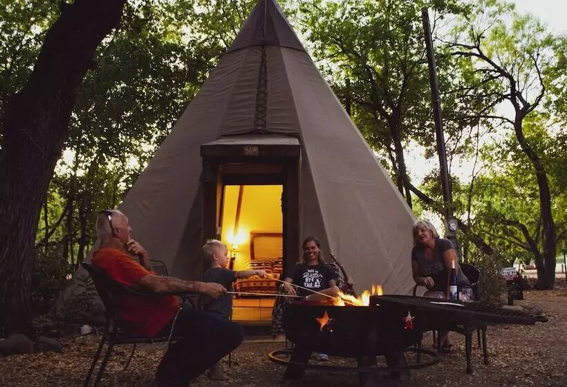 ホテル Painted Pony Tipi 3 On Guadalupe River  Campsite