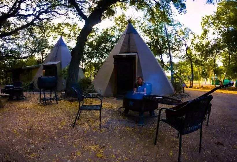 ホテル Painted Pony Tipi 3 On Guadalupe River  Campsite