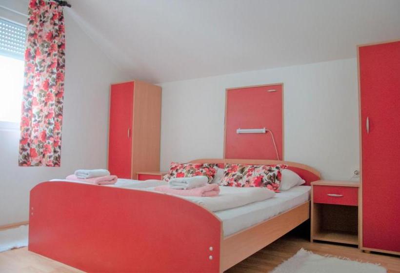 پانسیون Apartmani Zvirac