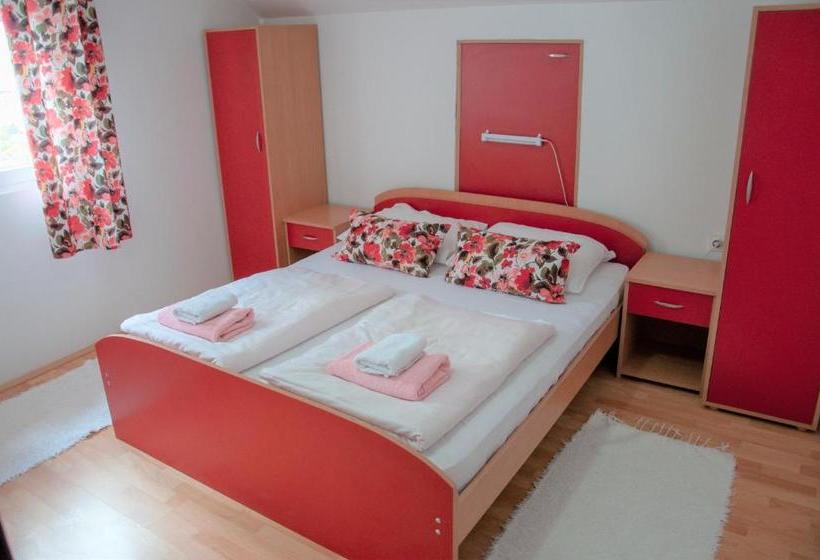 پانسیون Apartmani Zvirac